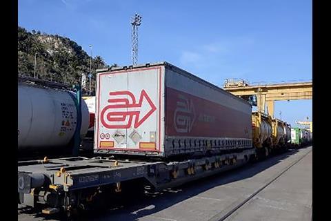 Hupac Intermodal has launched a five times per week service carrying semitrailers from Antwerpen to Barcelona Morrot in partnership with SNCF and RENFE.